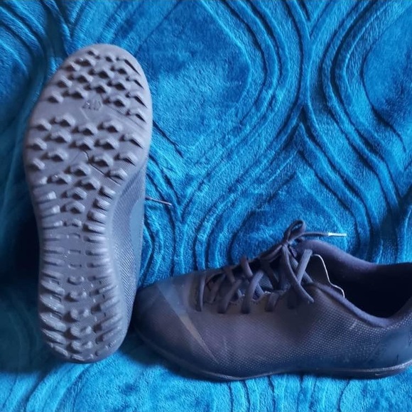 (Sold Marketplace) Nike Youth Turf Shoes, Size 6 - Picture 4 of 5